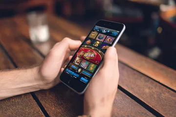 উৎসবের মুহূর্তে ঐতিহ্যবাহী পোশাক পরা এক আনন্দিত নারী তার স্মার্টফোন ব্যবহার করছেন, যা দেখায় CD44 অ্যাপ কীভাবে দৈনন্দিন জীবনের সঙ্গে সহজে মানিয়ে যায়।